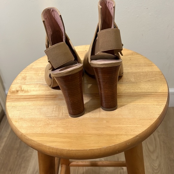 Stuart Weitzman Sunbelt slingback pecan colored heeled bootie. Size 6 - Picture 4 of 9